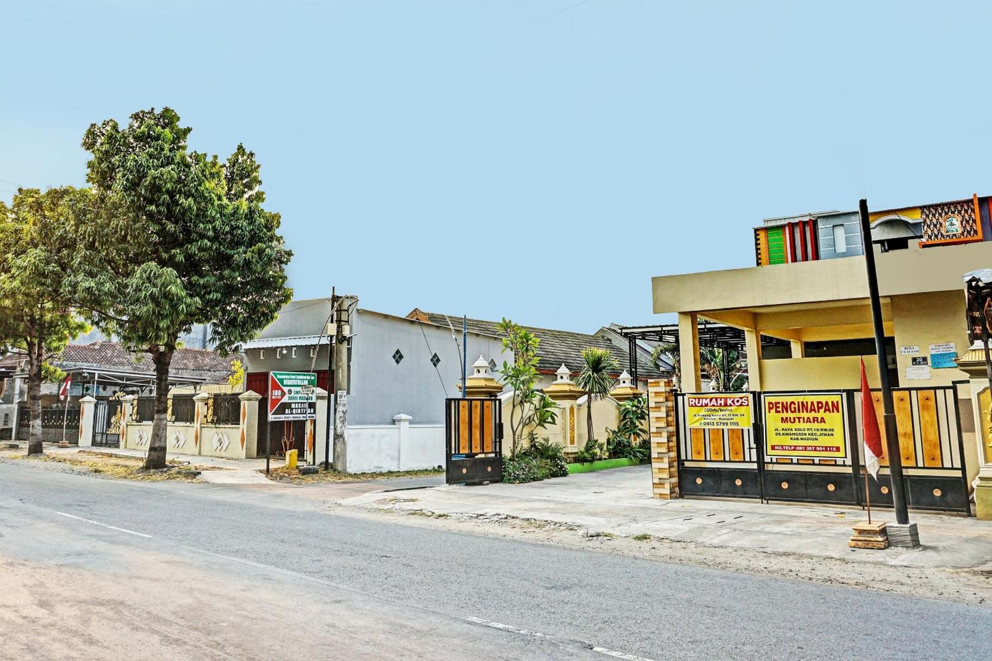 Oyo 91599 Penginapan Mutiara Madiun Zewnętrze zdjęcie