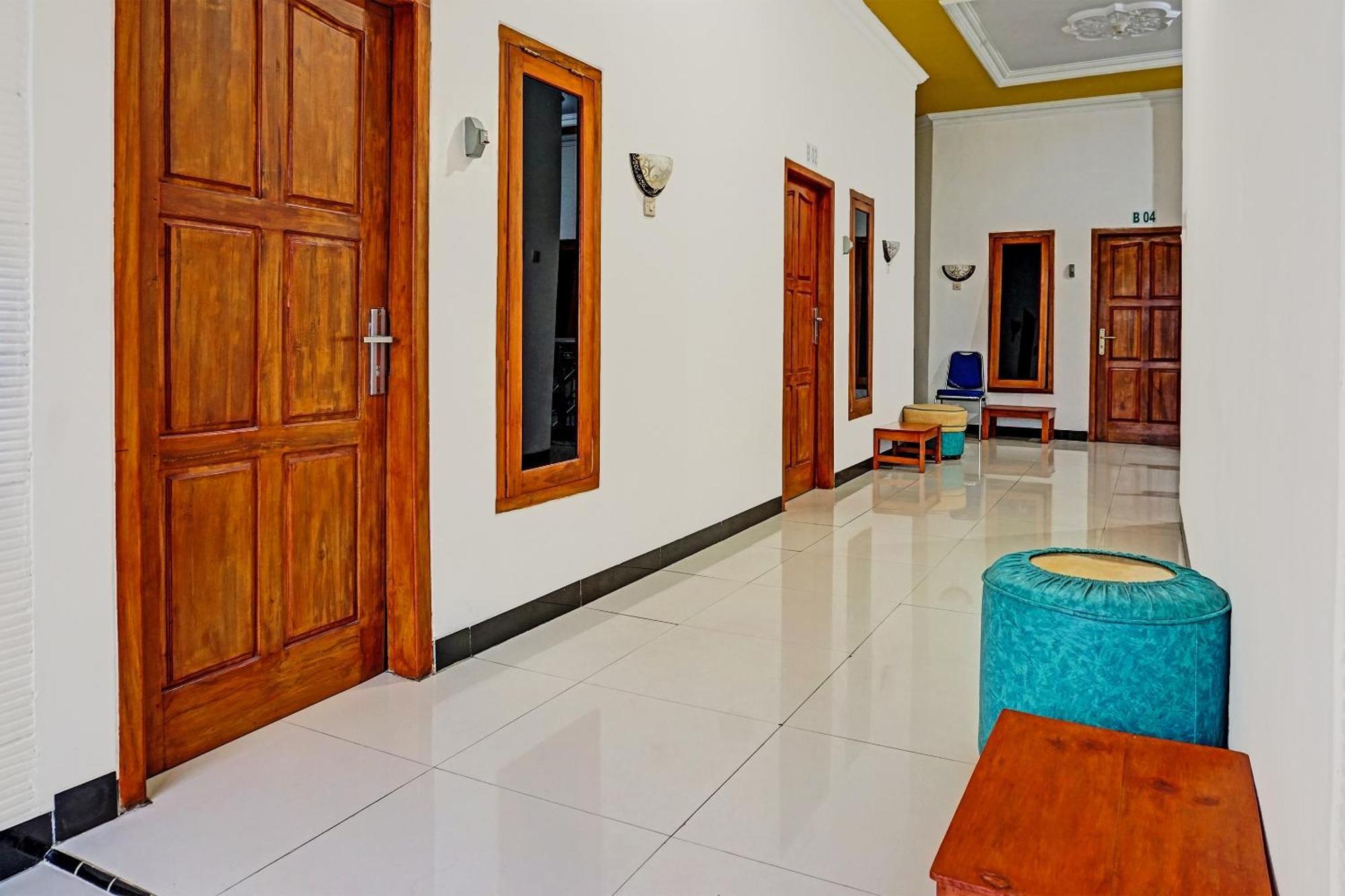 Oyo 91599 Penginapan Mutiara Madiun Zewnętrze zdjęcie